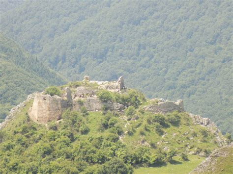 cetatea liteni|Cetatea lui Gelu, din Liteni, ascunsă în Apuseni, păzea Drumul。